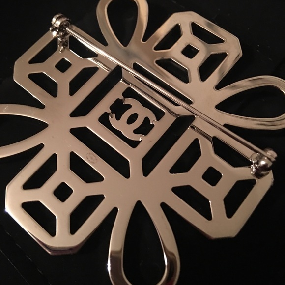 Authentic Chanel brooch - Picture 2 of 4